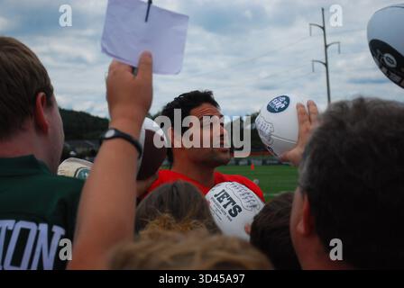 Cortland, New York - 6 août 2012 : le quarterback Mark Sanchez des jets de New York signe des autographes après un entraînement dans les locaux de l'équipe à SUNY Cortland. Banque D'Images