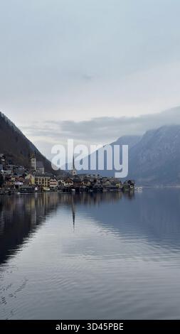 Hallstatt, Autriche - 16 février 2025 : vue panoramique de Hallstatt Autriche avec de superbes montagnes et un lac tranquille reflétant le pittoresque Banque D'Images