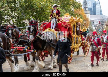 The Lady Mayor's Show procession dans la ville de Londres, 2025, Angleterre, Royaume-Uni. Le défilé annuel a eu lieu le 8 novembre 2025 pour accueillir la première dame maire de Londres depuis plus de 800 ans, Dame Susan Langley. (Il est normalement appelé The Lord Mayors Show). La nouvelle Lady Mayor de Londres montait dans une calèche dorée. Le défilé comprenait de nombreuses fanfares, des compagnies de livrées, des représentants de toutes les forces armées et de nombreuses organisations différentes. Sur la photo : le groupe accompagnant le chariot d'état d'or avec la nouvelle dame maire regardant dehors. Banque D'Images