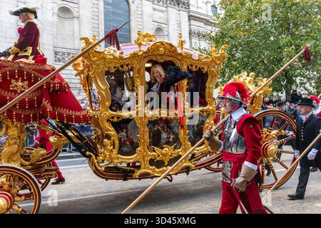 The Lady Mayor's Show procession dans la ville de Londres, 2025, Angleterre, Royaume-Uni. Le défilé annuel a eu lieu le 8 novembre 2025 pour accueillir la première dame maire de Londres depuis plus de 800 ans, Dame Susan Langley. (Il est normalement appelé The Lord Mayors Show). La nouvelle Lady Mayor de Londres montait dans une calèche dorée. Le défilé comprenait de nombreuses fanfares, des compagnies de livrées, des représentants de toutes les forces armées et de nombreuses organisations différentes. Sur la photo : Lady Mayor de Londres regardant hors de la voiture d'état d'or Banque D'Images