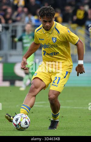 Frosinone, Italie. 8 novembre 2025, Benito Stirpe Stadium, Frosinone, Italie ; Serie BKT Football match ; Frosinone contre Modène ; Jeremy Oyono de Frosinone crédit : Roberto Ramaccia/Alamy Live News Banque D'Images