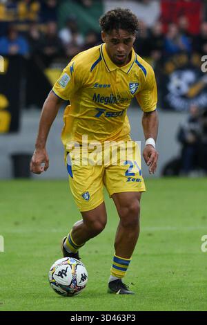 Frosinone, Italie. 8 novembre 2025, Benito Stirpe Stadium, Frosinone, Italie ; Serie BKT Football match ; Frosinone contre Modène ; Jeremy Oyono de Frosinone crédit : Roberto Ramaccia/Alamy Live News Banque D'Images