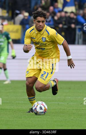 Frosinone, Italie. 8 novembre 2025, Benito Stirpe Stadium, Frosinone, Italie ; Serie BKT Football match ; Frosinone contre Modène ; Jeremy Oyono de Frosinone crédit : Roberto Ramaccia/Alamy Live News Banque D'Images