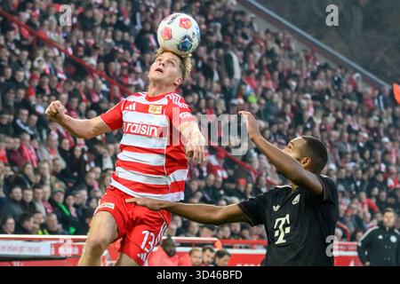 f.l.t.r. : Andras Schaefer (1.FC Union), Jonathan Tah (FC Bayern Muenchen, 04), Zweikampf, action, Kampf, kaempft um den Ball, action, duels, se battre pour le ballon, dans le 1. Match Bundesliga, 1. FC Union Berlin v. FC Bayern Munich, Bundesliga, football, DFB, saison 2025/2026, au stade Alte Foersterei, im Spiel der ersten Bundesligaspiel, 1. FC Union Berlin gegen FC Bayern MŸnchen, Bundesliga, Fu§ball, DFB, saison 2025/2026, im Stadion Alte Fšrsterei, DFB/DFL RÉGLEMENTATION INTERDIT TOUTE UTILISATION DE PHOTOGRAPHIES COMME SÉQUENCES D'IMAGES ET/OU QUASI-VIDÉO, 08.11.25, (photo de HMB Media/Uwe Koch/Sipa Banque D'Images
