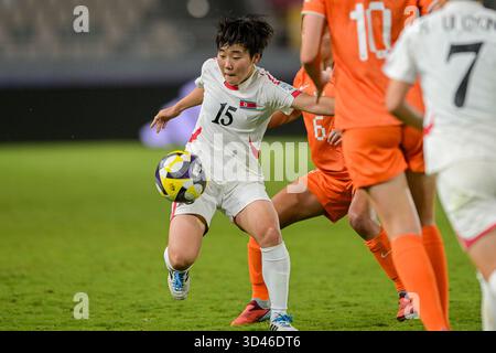 Maroc, Maroc. 08 novembre 2025. #15 Kim K. Won SIM (attaquant) de la Corée DPR U-17 est en action lors de la Coupe du monde féminine U17 de la FIFA, Maroc 2025, 1ère - 2ème place match entre la Corée DOR et les pays-Bas à Rabat, Maroc, le 8 novembre 2025, au stade olympique crédit : Agence photo indépendante / Alamy Live News Banque D'Images