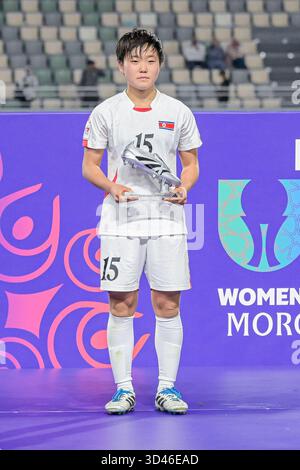 Maroc, Maroc. 08 novembre 2025. #15 Kim K. Won SIM (attaquant) de la Corée DPR U-17 reçoit le Silver Shoe Award la Coupe du monde féminine U17 de la FIFA, Maroc 2025, 1ère - 2ème place match entre la Corée DOR et les pays-Bas à Rabat, Maroc, le 8 novembre 2025, au stade olympique crédit : Agence photo indépendante / Alamy Live News Banque D'Images