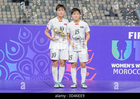 Maroc, Maroc. 08 novembre 2025. #15 Kim K. a remporté SIM (attaquant) de la DPR de Corée U-17 avec Silver Shoe Award et #10 Yu Y. Jong Hyang (attaquant) de la DPR de Corée U-17 avec le Golden Shoe Award la FIFA U17 Women's World Cup Morocco 2025, 1ère - 2ème place match entre la Corée DOR et les pays-Bas à Rabat, Maroc, le 8 novembre 2025, au stade olympique crédit : Agence photo indépendante / Alamy Live News Banque D'Images
