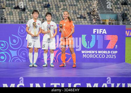 Maroc, Maroc. 08 novembre 2025. #10 Yu Y. Jong Hyang (attaquant) de la DPR de Corée U-17 The Gold Ball Award ensemble #15 Kim K. a remporté SIM (attaquant) de la DPR de Corée U-17, Silver Ball Award, et #6 Renfurm R. C. H. (milieu de terrain) des pays-Bas U-17, bronze Ball Award la FIFA U17 Women's World Cup Maroc 2025, 1re - 2e place match entre la Corée DOR et les pays-Bas à Rabat, Maroc, le 8 novembre 2025, au stade olympique crédit : Agence photo indépendante Alamy Live News Banque D'Images