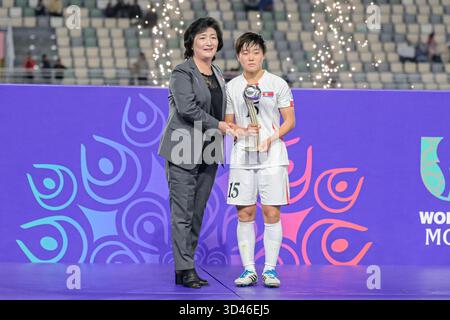 Maroc, Maroc. 08 novembre 2025. #15 Kim K. Won SIM (attaquant) de la Corée DPR U-17 reçoit le Silver Ball Award la Coupe du monde féminine U17 de la FIFA, Maroc 2025, 1ère - 2ème place match entre la Corée DOR et les pays-Bas à Rabat, Maroc, le 8 novembre 2025, au stade olympique crédit : Agence photo indépendante / Alamy Live News Banque D'Images