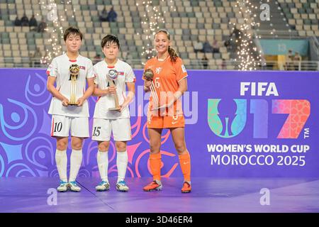 Maroc, Maroc. 08 novembre 2025. #10 Yu Y. Jong Hyang (attaquant) de la DPR de Corée U-17 The Gold Ball Award ensemble #15 Kim K. a remporté SIM (attaquant) de la DPR de Corée U-17, Silver Ball Award, et #6 Renfurm R. C. H. (milieu de terrain) des pays-Bas U-17, bronze Ball Award la FIFA U17 Women's World Cup Maroc 2025, 1re - 2e place match entre la Corée DOR et les pays-Bas à Rabat, Maroc, le 8 novembre 2025, au stade olympique crédit : Agence photo indépendante Alamy Live News Banque D'Images
