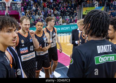 Christian Sengfelder (Ratiopharm Ulm, #43), Nelson Weidemann (Ratiopharm Ulm, #00), Tobias Jensen (Ratiopharm Ulm, #07) sont tristes après la défaite étroite Telekom Baskets Bonn v. ratiopharm Ulm, Basketball, Easy Credit BBL, 7th Game Day, 2025/2026, 11.08.2 Banque D'Images