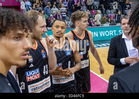 Christian Sengfelder (Ratiopharm Ulm, #43), Nelson Weidemann (Ratiopharm Ulm, #00), Tobias Jensen (Ratiopharm Ulm, #07) sont tristes après la défaite étroite Telekom Baskets Bonn v. ratiopharm Ulm, Basketball, Easy Credit BBL, 7th Game Day, 2025/2026, 11.08.20 Banque D'Images