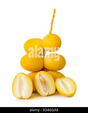 Les fruits de palmier dattier jaune frais mûrs avec des moitiés en pile sont isolés sur fond blanc avec chemin de découpage. Concept de nourriture iftar au Ramadan Banque D'Images