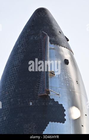 Une inspection rapprochée des tuiles hexagonales sur le Starship 38 avant l'essai de feu statique sur le support de lancement orbital, Pad A, Starbase, Boca Chica, Texas, septembre 22nd, 2025 avec : Starship 38 où : Boca Chica, Texas, États-Unis quand : 19 Sep 2025 crédit : Anthony Stanley/WENN Banque D'Images