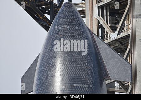 Une inspection rapprochée des tuiles hexagonales sur le Starship 38 avant l'essai de feu statique sur le support de lancement orbital, Pad A, Starbase, Boca Chica, Texas, septembre 22nd, 2025 avec : Starship 38 où : Boca Chica, Texas, États-Unis quand : 22 Sep 2025 crédit : Anthony Stanley/WENN Banque D'Images