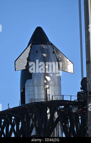 Une inspection rapprochée des tuiles hexagonales sur le Starship 38 avant l'essai de feu statique sur le support de lancement orbital, Pad A, Starbase, Boca Chica, Texas, septembre 22nd, 2025 avec : Starship 38 où : Boca Chica, Texas, États-Unis quand : 19 Sep 2025 crédit : Anthony Stanley/WENN Banque D'Images