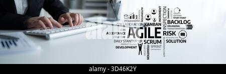 Les mains tapant sur un clavier symbolisent la collaboration dans la méthodologie agile, mettant en valeur des mots-clés pertinents pour les pratiques scrum, la planification de projet et l'équipe Banque D'Images