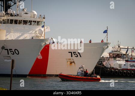 L'USCGC Waesche (WMSL 751) est guidé vers son lieu d'amarrage à côté de l'USCGC Bertholf (WMSL 750) à Alameda, Californie, 10 octobre 2025. Le Waesche peut supporter 170 membres d'équipage et est le deuxième tailleur de classe Legend de la Garde côtière américaine installé à Alameda. (Photo de la Garde côtière américaine par le maître de 3e classe Kenneth Wiese) Banque D'Images