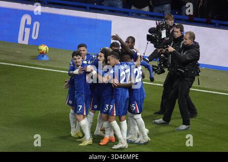 Stamford Bridge, Fulham, Londres, Royaume-Uni. 8 novembre 2025. Chelsea Football Club affronte le bas de la table Wolverhampton Wanderers le jour 11 du match de premier League à leur domicile - Stamford Bridge. Ici : Neto célèbre son objectif avec l'équipe et les caméras de télévision. Crédit : Motofoto/Alamy Live News Banque D'Images