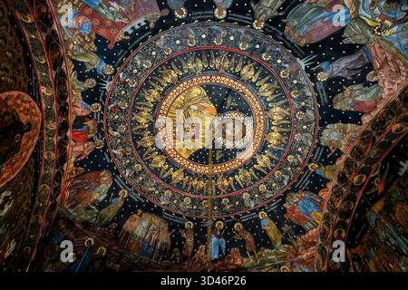 Une fresque orthodoxe élaborée représentant le Christ Pantocrator entouré d'anges et de saints décore le dôme central du monastère de Bachkovo. Banque D'Images