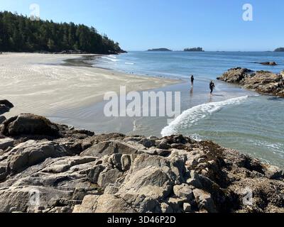 Vue panoramique de Tonquin Beach près de Tofino sur l'île de Vancouver, Colombie-Britannique, Canada, présentant des rivages rocheux et une côte sablonneuse par une journée ensoleillée Banque D'Images