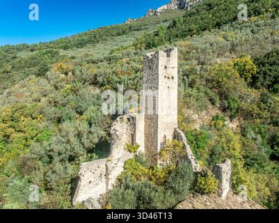 Vue aérienne de haut en bas du château de Monterivoso en Italie Banque D'Images