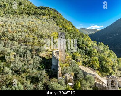 Vue aérienne de haut en bas du château de Monterivoso en Italie Banque D'Images