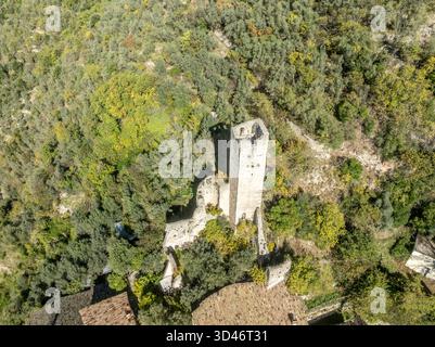 Vue aérienne de haut en bas du château de Monterivoso en Italie Banque D'Images