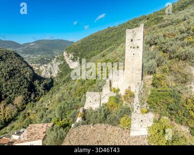 Vue aérienne de haut en bas du château de Monterivoso en Italie Banque D'Images