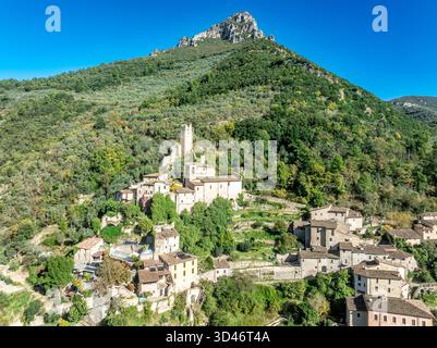 Vue aérienne de haut en bas du château de Monterivoso en Italie Banque D'Images