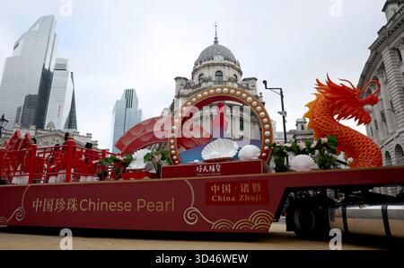 Londres, Grande-Bretagne. 8 novembre 2025. Un flotteur de la Zhejiang UK Association assiste au Lord Mayor's Show à Londres, Grande-Bretagne, le 8 novembre 2025. Les éléments chinois sont parmi les nombreux regards ici samedi alors que des centaines de milliers de spectateurs ont assisté au spectacle First Lady Mayor's Show, l'un des défilés civiques les plus honorés de Grande-Bretagne. La procession de cette année a été historique puisque Susan Langley, la 697e lord maire de la ville de Londres, est la première à porter le titre de « Lady Mayor ». Crédit : Li Ying/Xinhua/Alamy Live News Banque D'Images