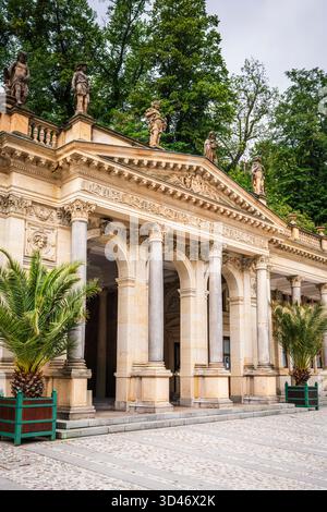 La Colonnade du moulin néo-Renaissance datant du XIXe siècle à Karlovy Vary, en République tchèque, abrite plusieurs sources thermales et est un symbole de la ville thermale. Banque D'Images