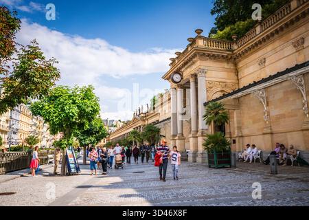 Karlovy Vary, République tchèque - 12 juillet 2019 : la Colonnade du moulin néo-Renaissance du XIXe siècle à Karlovy Vary, en République tchèque, abrite plusieurs sources thermales Banque D'Images