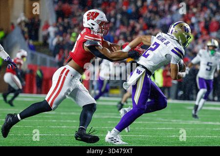 8 novembre 2025 : Sebastian Cheeks, le linebacker des Wisconsin Badgers (15 ans), fait pression sur le quarterback des Washington Huskies Demond Williams Jr. (2 ans) lors du match de football NCAA entre les Washington Huskies et les Wisconsin Badgers au Camp Randall Stadium de Madison, WISCONSIN. Darren Lee/CSM. Banque D'Images