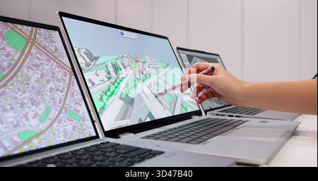 Ingénieur utilise le logiciel GIS pour inspecter le projet de construction sur PC. Banque D'Images