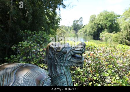Sculpture de tortue dragon surplombant le paysage de la rivière Banque D'Images