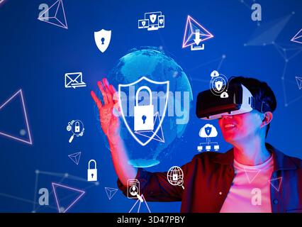 Une personne porte un casque de réalité virtuelle, interagissant avec des icônes numériques représentant la cybersécurité, la confidentialité des données et la sécurité en ligne dans une technologie moderne Banque D'Images
