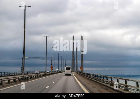 Trafic du pont d'Oresund traversant le détroit entre Copenhague et Malmo un jour couvert, le câble moderne est resté une connexion autoroutière. Oresund, Danemark J Banque D'Images