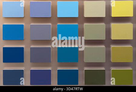 Échantillons de palette de couleurs dans les tons bleu vert et jaune sur fond neutre Banque D'Images