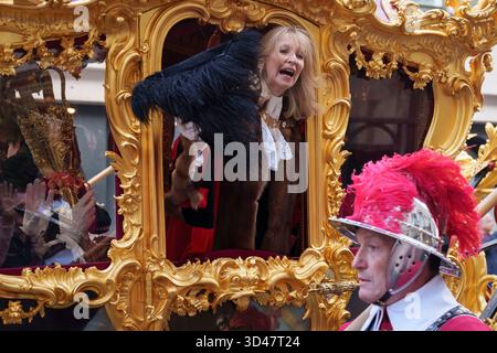La nouvelle Dame Maire de Londres, l'Alderwoman Dame Susan Langley DBE (Dame Commandeur de l'ordre de l'Empire britannique), la 697ème Maire de l'histoire, fait des vagues à la foule de son entraîneur d'or lors du tout premier spectacle Lady Mayor's Show dans la ville de Londres, le quartier financier et historique de la capitale, le 8 novembre 2025, à Londres, en Angleterre. La procession annuelle dans la rue de la ville est unique cette année parce que non seulement Dame Susan est la troisième femme dans l'histoire de la City of London Corporation à occuper ce poste officiel, mais aussi la première dans cette tradition médiévale séculaire à utiliser le titre, Banque D'Images