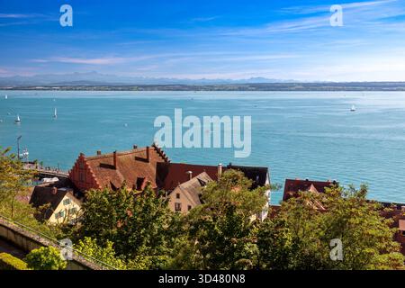 Vue depuis Meersburg sur le lac de Constance jusqu'aux Alpes suisses Banque D'Images