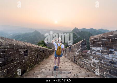 La Chine voyage à la Grande Muraille. Touriste en Asie marchant sur la célèbre destination touristique chinoise et attraction à Badaling au nord de Pékin. Femme voyageuse Banque D'Images