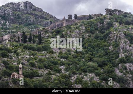 Eglise Notre Dame du remède et ancienne forteresse murs sur la pente de la montagne de Saint John au-dessus de la vieille ville de Kotor Ville de Baie de Kotor, Monténégro Banque D'Images