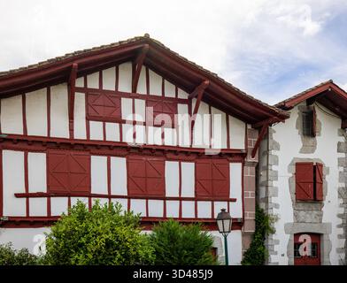 Pittoresque maison colorée dans le beau village d'Ainhoa, France Banque D'Images