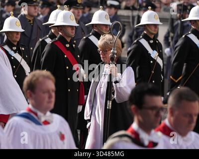 Archevêque de Cantorbéry-désigné Dame Sarah Mullally pendant le service du dimanche du souvenir au cénotaphe de Londres. Date de la photo : dimanche 9 novembre 2025. Banque D'Images