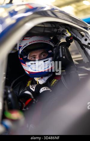 SARGEANT Logan (usa), Proton Competition, Ford Mustang LMGT3 #77, LM GT3, portrait lors du Rookie test 2025 du Championnat du monde d'Endurance FIA 2025, le 9 novembre 2025 sur le circuit international de Bahreïn à Sakhir, Bahreïn Banque D'Images