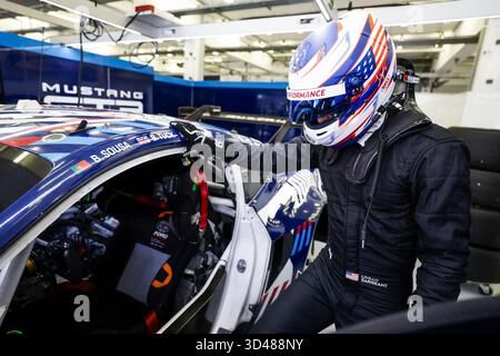 SARGEANT Logan (usa), Proton Competition, Ford Mustang LMGT3 #77, LM GT3, action lors du Rookie test 2025 du Championnat du monde d'Endurance FIA 2025, le 9 novembre 2025 sur le circuit international de Bahreïn à Sakhir, Bahreïn Banque D'Images