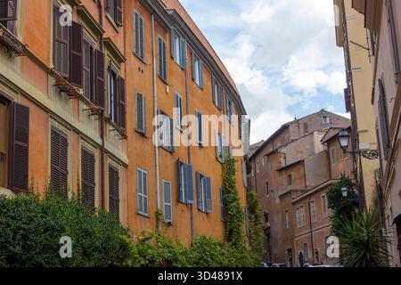 Maisons anciennes typiques à Rome, rue romaine, Italie Banque D'Images