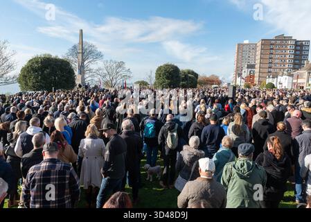 Clifftown Parade, Southend on Sea, Essex, Royaume-Uni. 9 novembre 2025. Un service du dimanche du souvenir a lieu au mémorial de guerre de Southend, au-dessus du front de mer de Southend on Sea. Banque D'Images