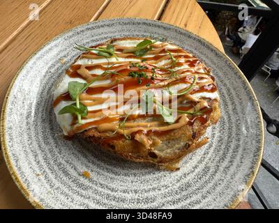 Hiroshima style okonomiyaki avec des œufs au plat pour le petit déjeuner aussi de la nourriture de rue Banque D'Images